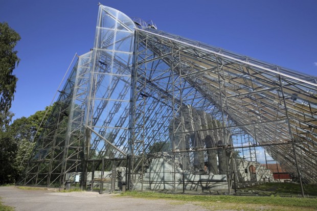 norways-hedmark-museum-is-a-huge-glass-shape-that-encloses-and-protects-the-ruins-of-a-12th-century-cathedral-within-620x413.jpg
