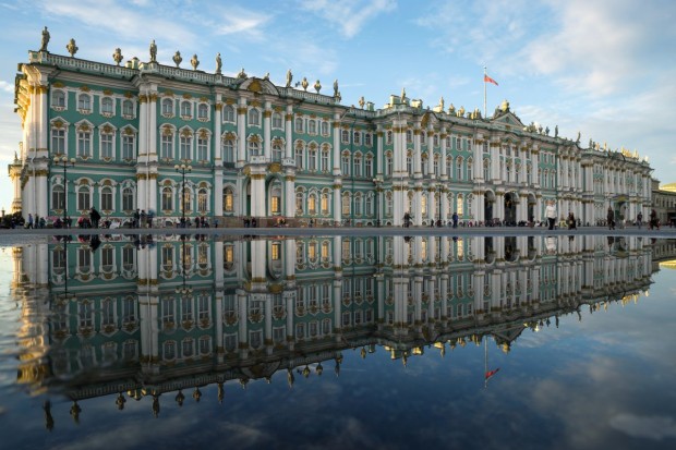 russias-enormous-hermitage-museum-is-painted-a-bright-seafoam-green-620x413.jpg