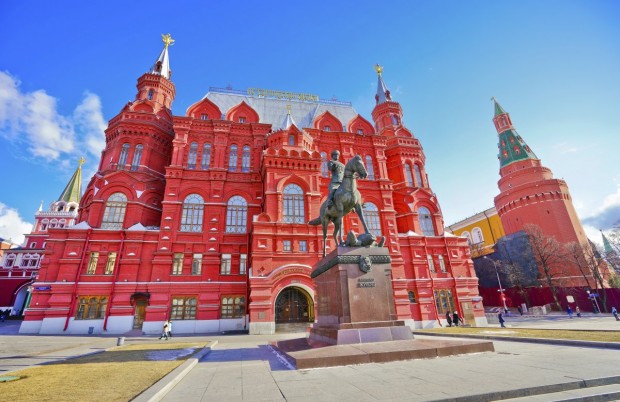the-moscow-state-historical-museum-is-near-the-red-square-and-made-with-deep-red-bricks-620x402.jpg