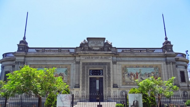 the-museum-of-italian-art-in-peru-has-two-enormous-renaissance-style-mosaics-on-its-facade-620x349.jpg