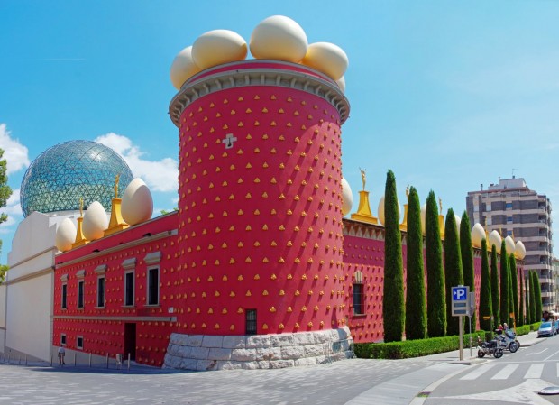 the-salvador-dal-museum-in-figueres-spain-is-fittingly-weird-and-delightful-620x449.jpg