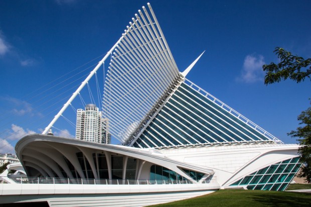 the-wings-of-the-milwaukee-art-museum-fold-and-unfold-daily-620x413.jpg