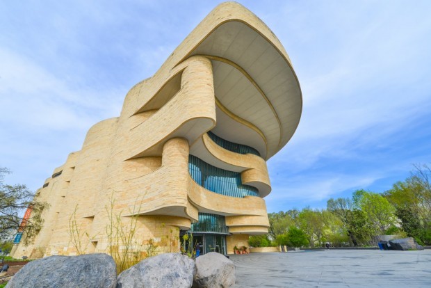 washington-dc-is-known-for-its-neoclassical-style-museums-but-the-national-museum-of-the-american-indian-looks-like-a-rock-formation-smoothed-by-the-elements-620x414.jpg